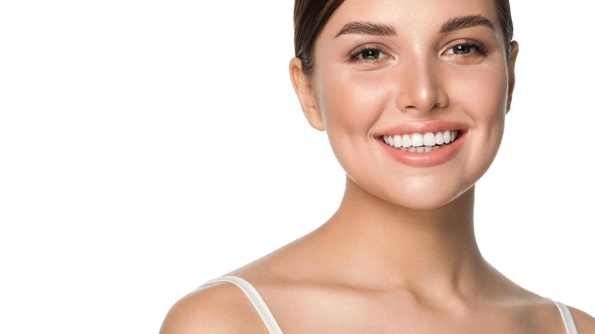 Mlada žena s bijelim zubima nakon izbjeljivanja